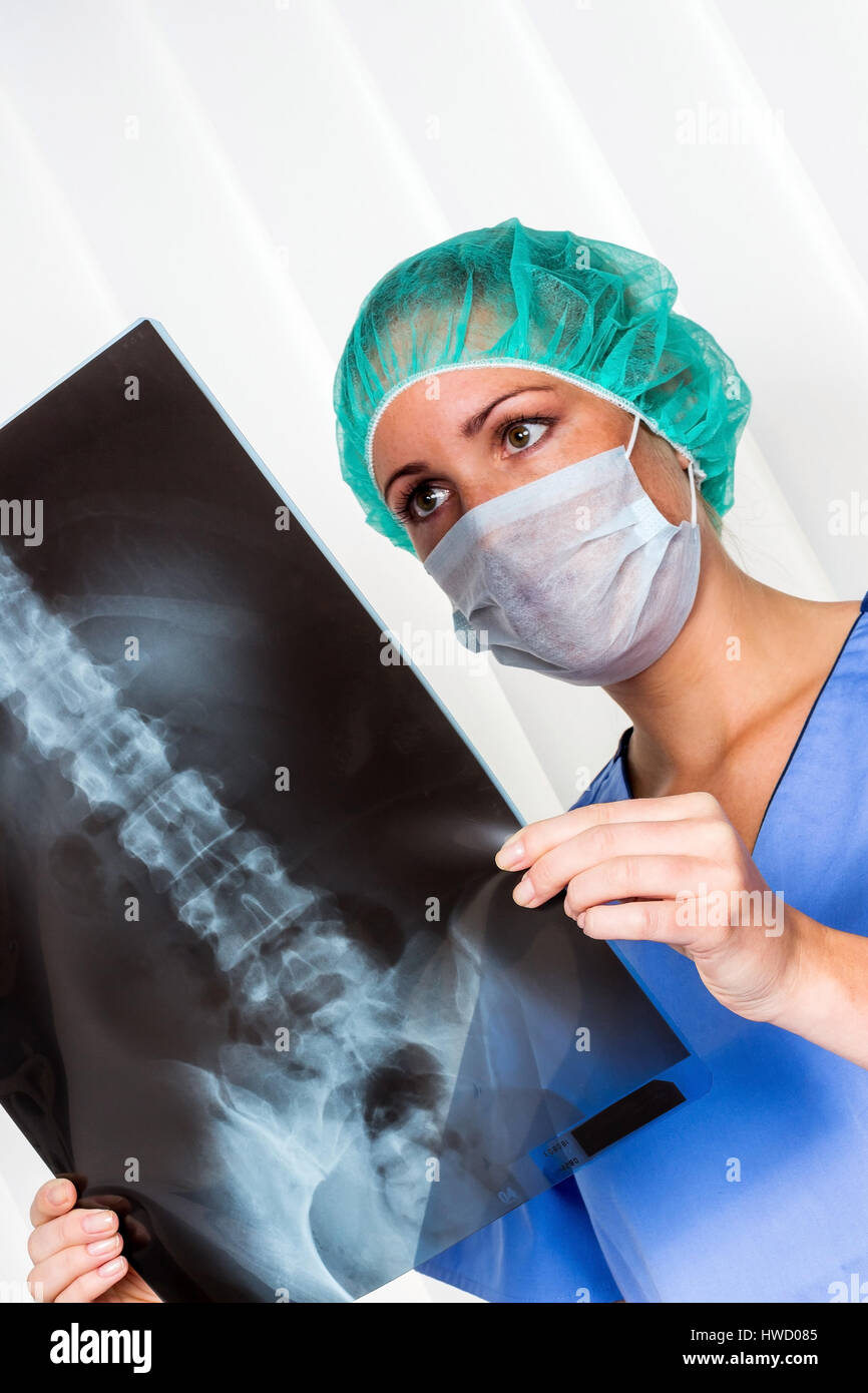 Eine Krankenschwester oder Arzt im OP Kleidung vor einer Operation. Symbolische Foto für die Arbeit im Krankenhaus, Eine Krankenschwester Oder Aerztin in OP-Kleidung Vor ei Stockfoto