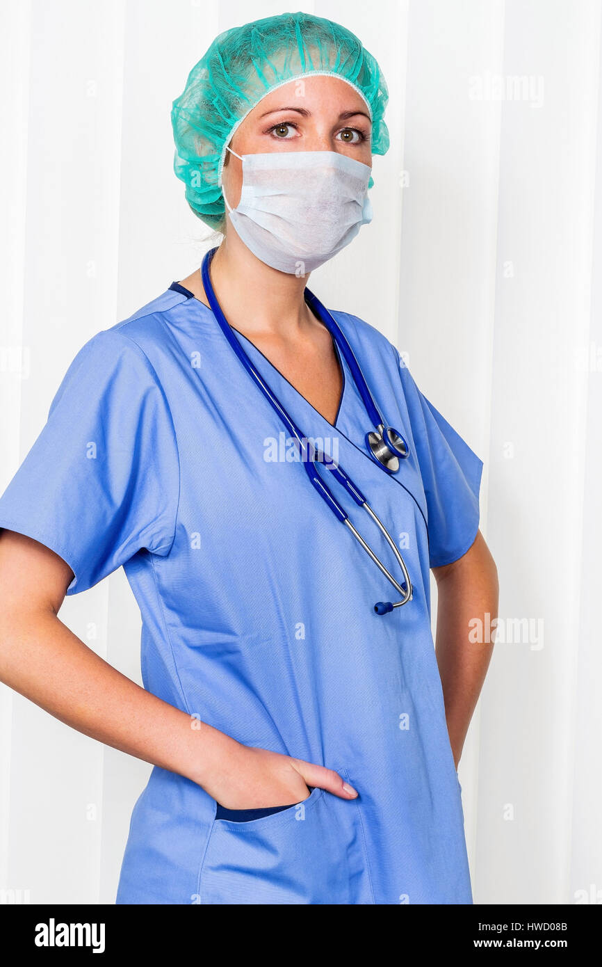 Eine Krankenschwester Oder Arzt Im Op Kleidung Vor Einer Operation Symbolische Foto Fur Stress Und Uberstunden In Der Krankenhaus Eine Krankenschwester Oder Aerztin In Stockfotografie Alamy
