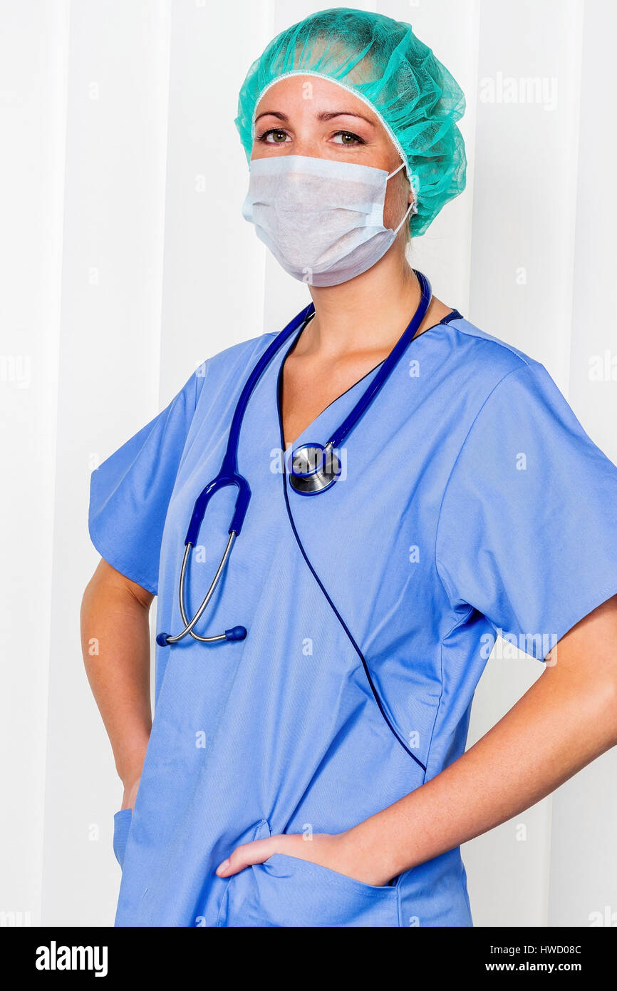 Eine Krankenschwester Oder Arzt Im Op Kleidung Vor Einer Operation Symbolische Foto Fur Stress Und Uberstunden In Der Krankenhaus Eine Krankenschwester Oder Aerztin In Stockfotografie Alamy