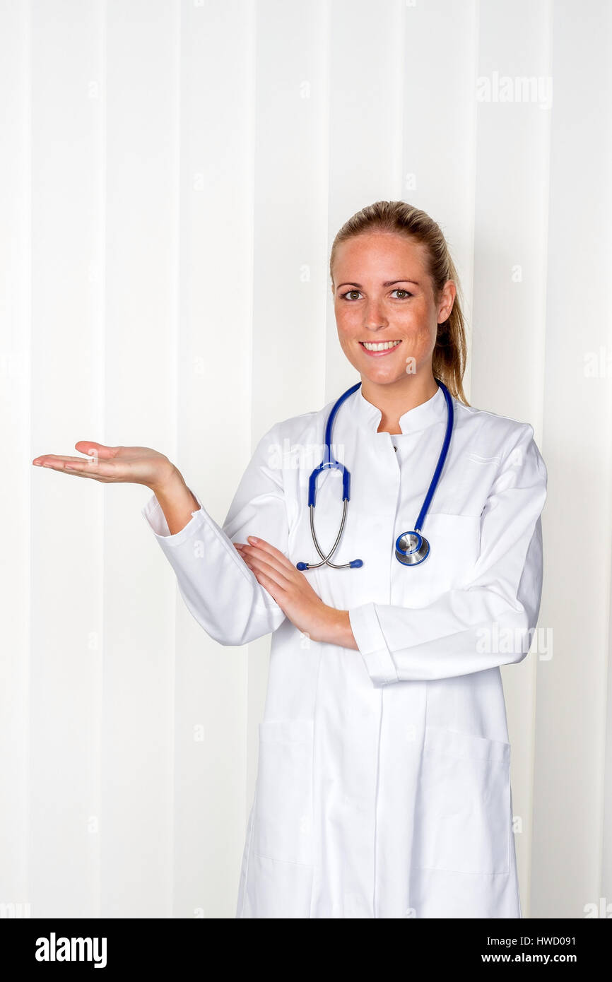 Eine Krankenschwester Oder Arzt Im Op Kleidung Vor Einer Operation Symbolische Foto Fur Stress Und Uberstunden In Der Krankenhaus Eine Krankenschwester Oder Aerztin In Stockfotografie Alamy