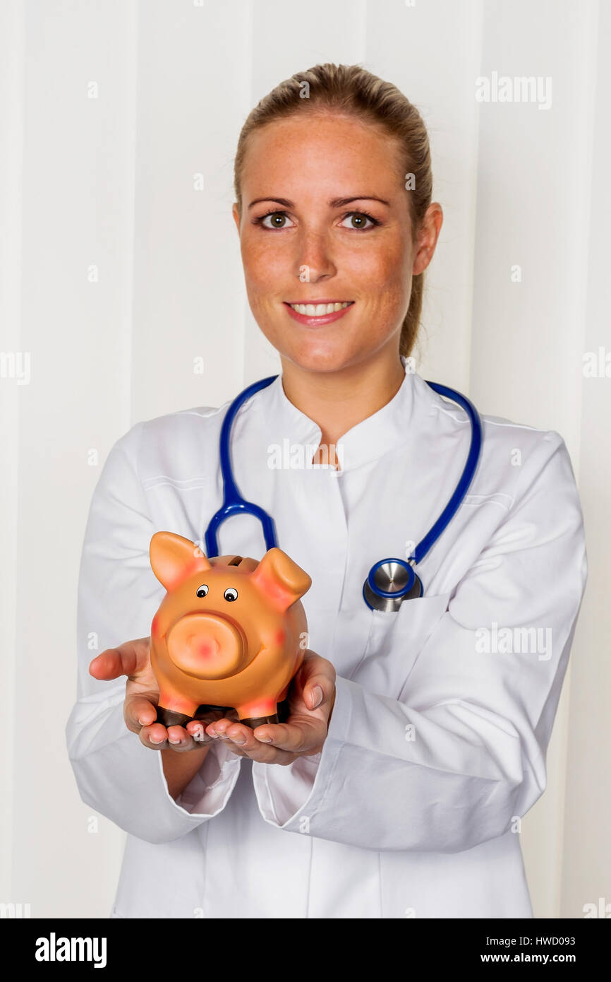 Eine Krankenschwester oder Arzt im OP Kleidung vor einer Operation. Symbolische Foto für Stress und Überstunden in der Krankenhaus., Eine Krankenschwester Oder Aerztin in Stockfoto