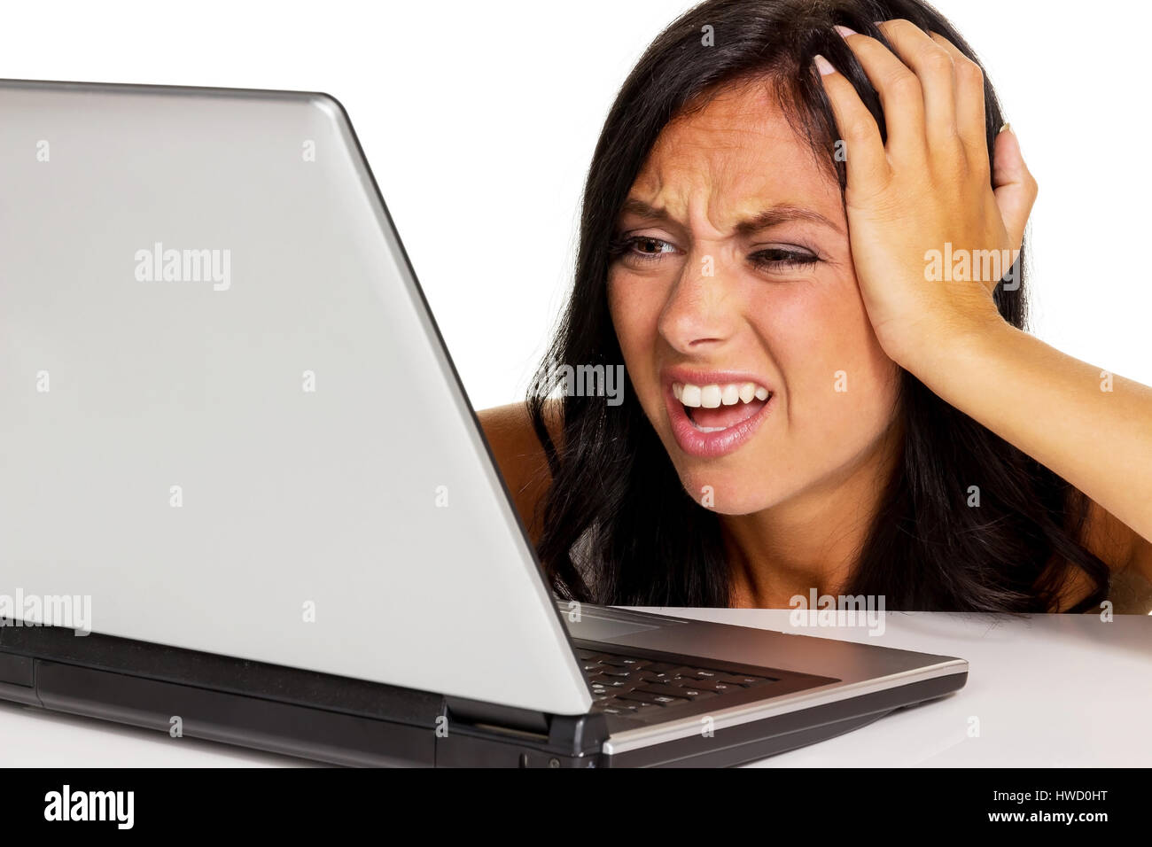 Eine junge Frau hat Stress mit Ihrem Laptop-Computer. Symbolische Foto für Daten-Crash, Spaß und Computer-Viren, Eine Junge Frau Hat Stress Mit Ihrem Lapt Stockfoto
