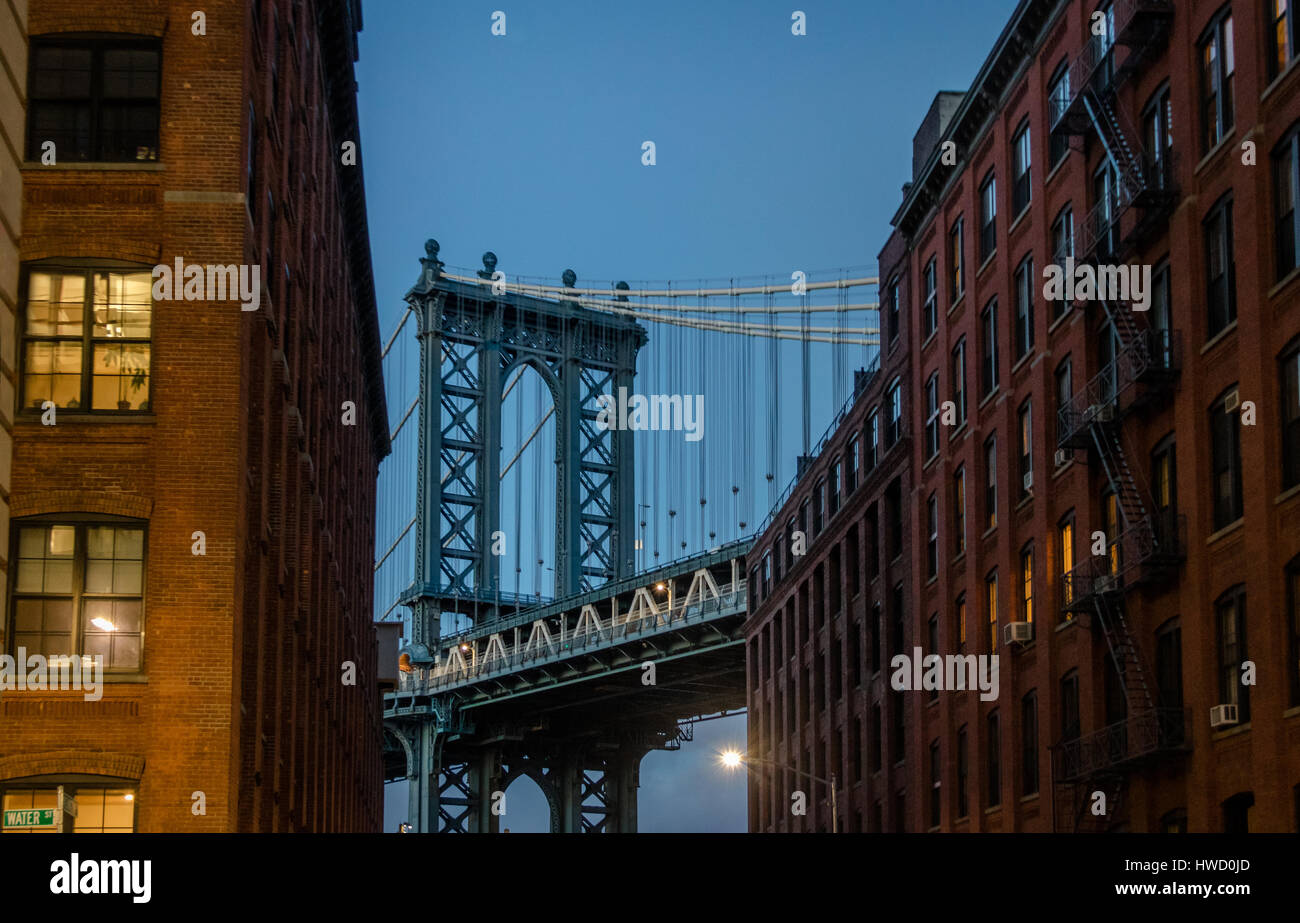 Manhattan Bridge gesehen von Dumbo zwischen Backsteinbauten auf Brooklyn bei Sonnenuntergang - New York, USA Stockfoto