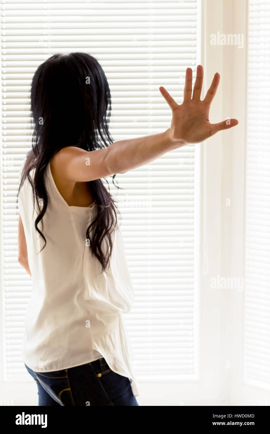 Eine Frau ist gestört und hält die Hand auf die Verteidigung, Eine Frau Wird Bel‰stigt Und H‰lt Die Hand Zur Abwehr Stockfoto