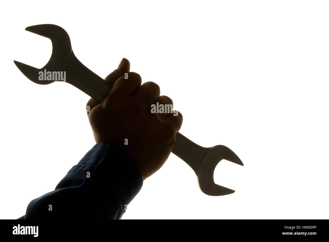 Ein Arbeiter in einem Industriekonzern Handwerker mit Werkzeug in der Hand, Ein Arbeiter in Einem Gewerbebetrieb (Handwerker) Mit Werkzeug in der Hand Stockfoto