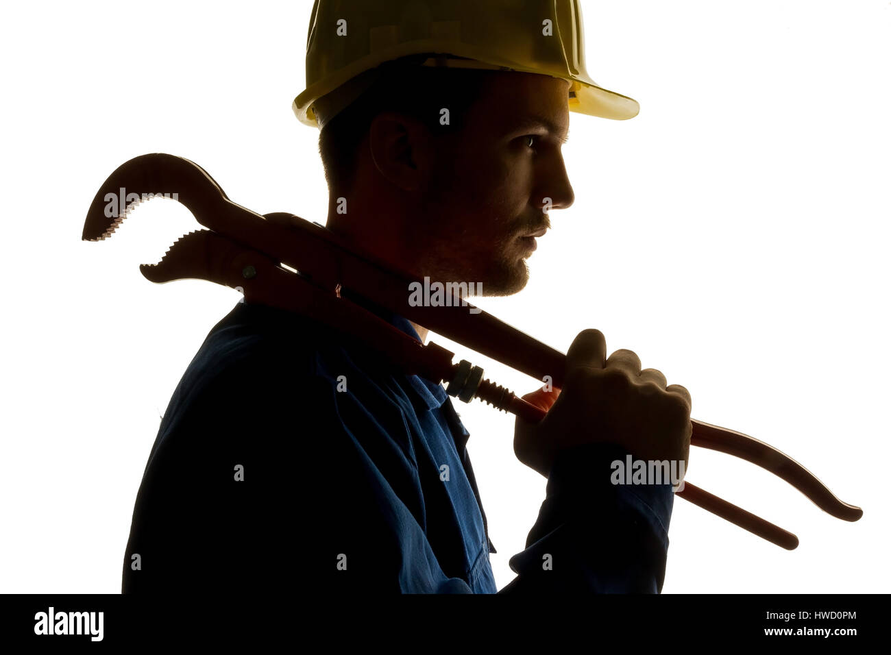 Ein Arbeiter in einem Industriekonzern Handwerker mit Werkzeug in der Hand, Ein Arbeiter in Einem Gewerbebetrieb (Handwerker) Mit Werkzeug in der Hand Stockfoto