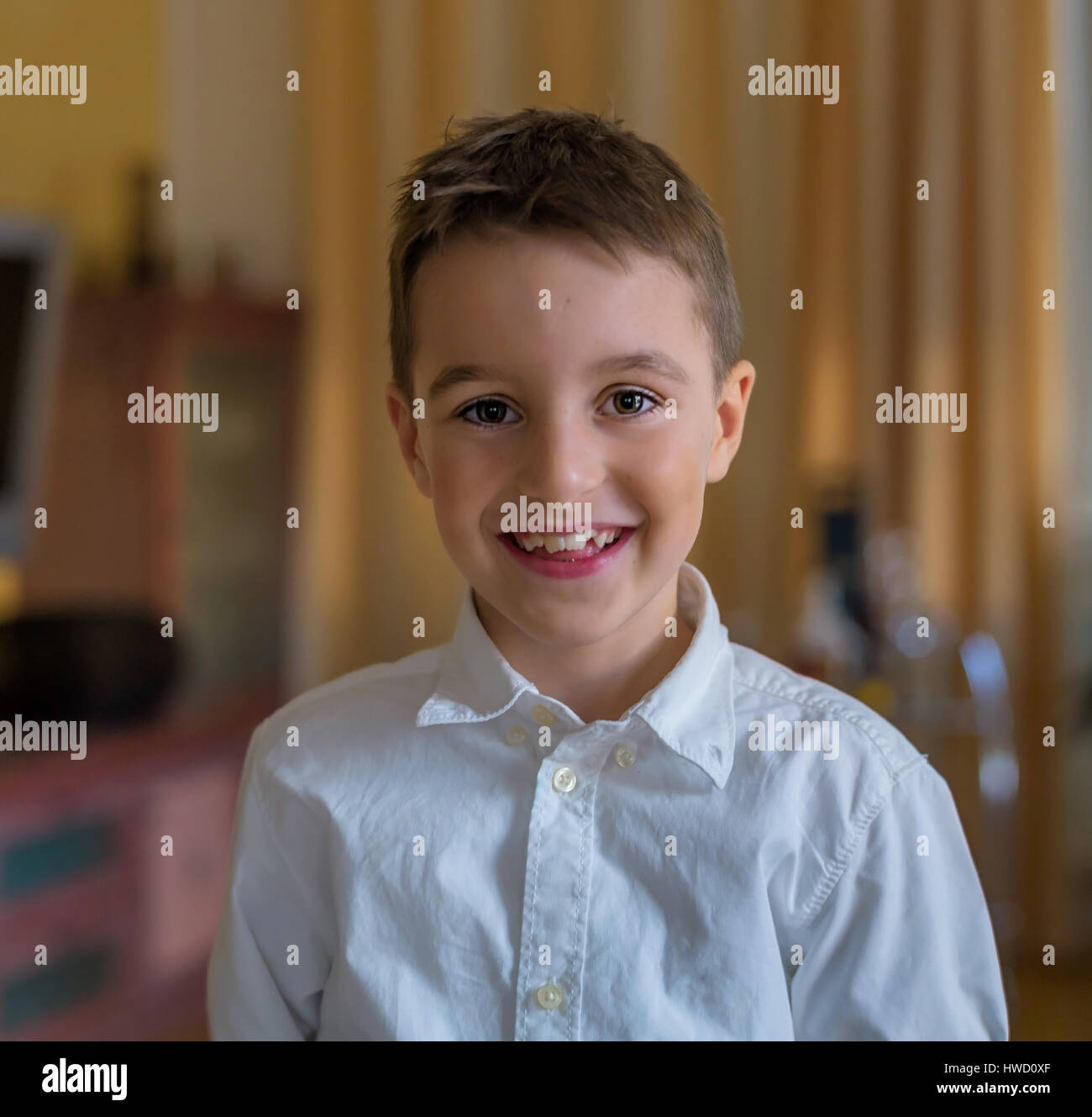 Bildnis eines Knaben vor weißem Hintergrund, Porträt Eines Jungen Vor Weißem Hintergrund Stockfoto