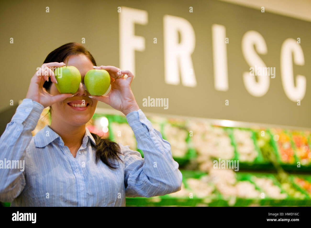 Frau geht zum Einkaufen im Supermarkt, Frau Geht Einkaufen Im Supermarkt Stockfoto