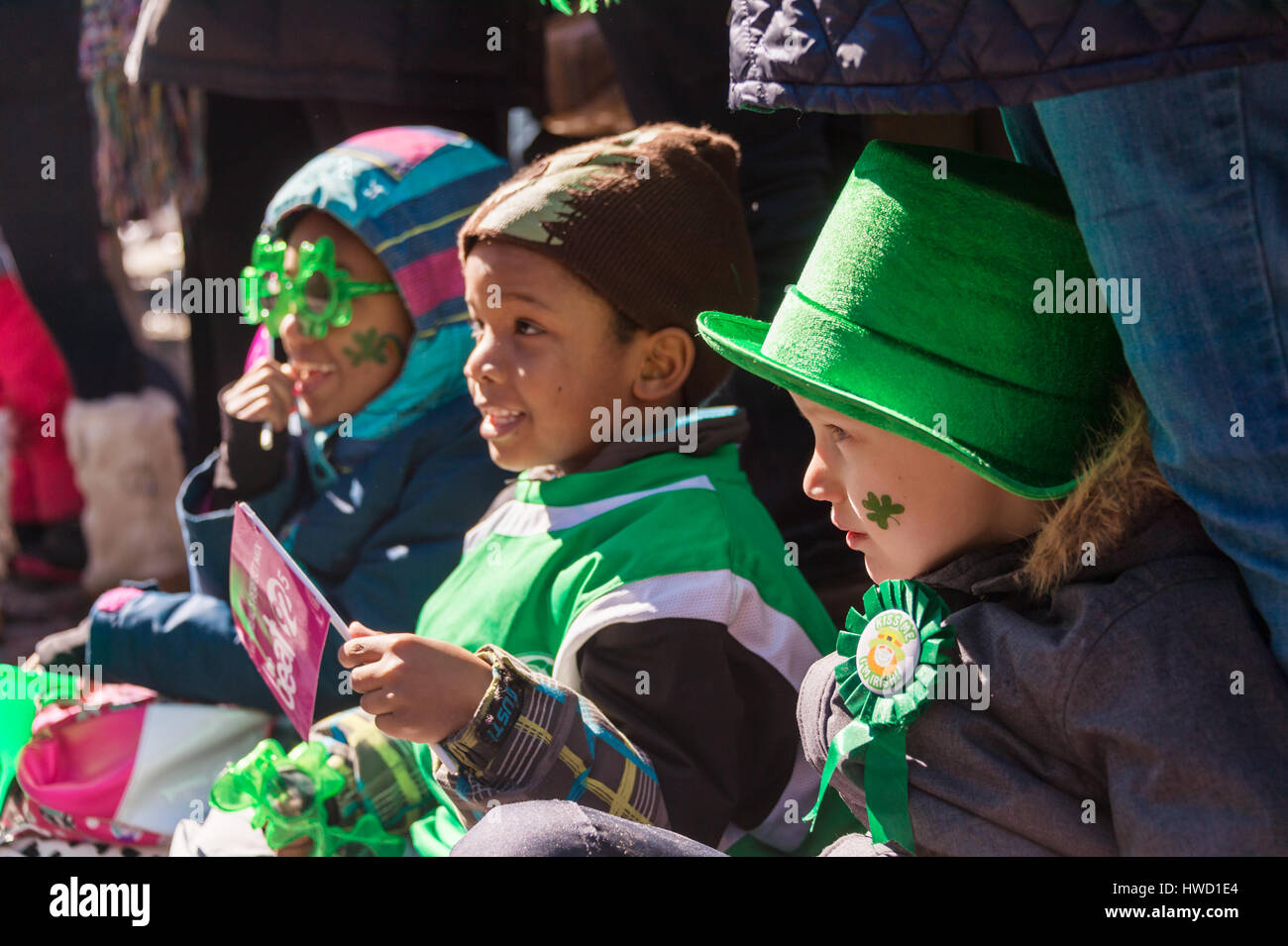 Montreal, Kanada - 19 März 2017:3 Kinder betrachten Montreals St. Patricks Day Parade Stockfoto