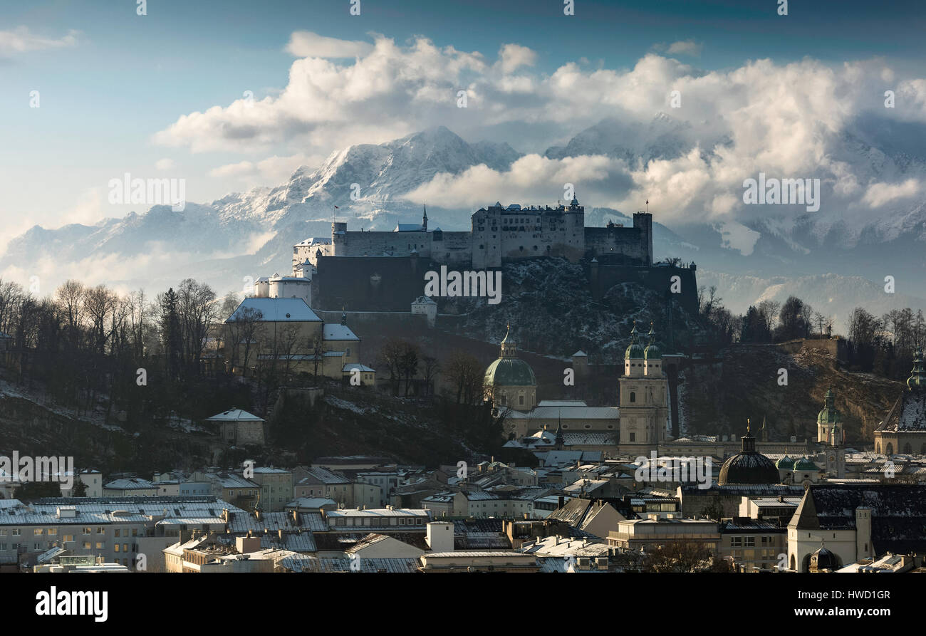 Die Festung Hohensalzburg mit verschneiten Hintergrund Stockfoto