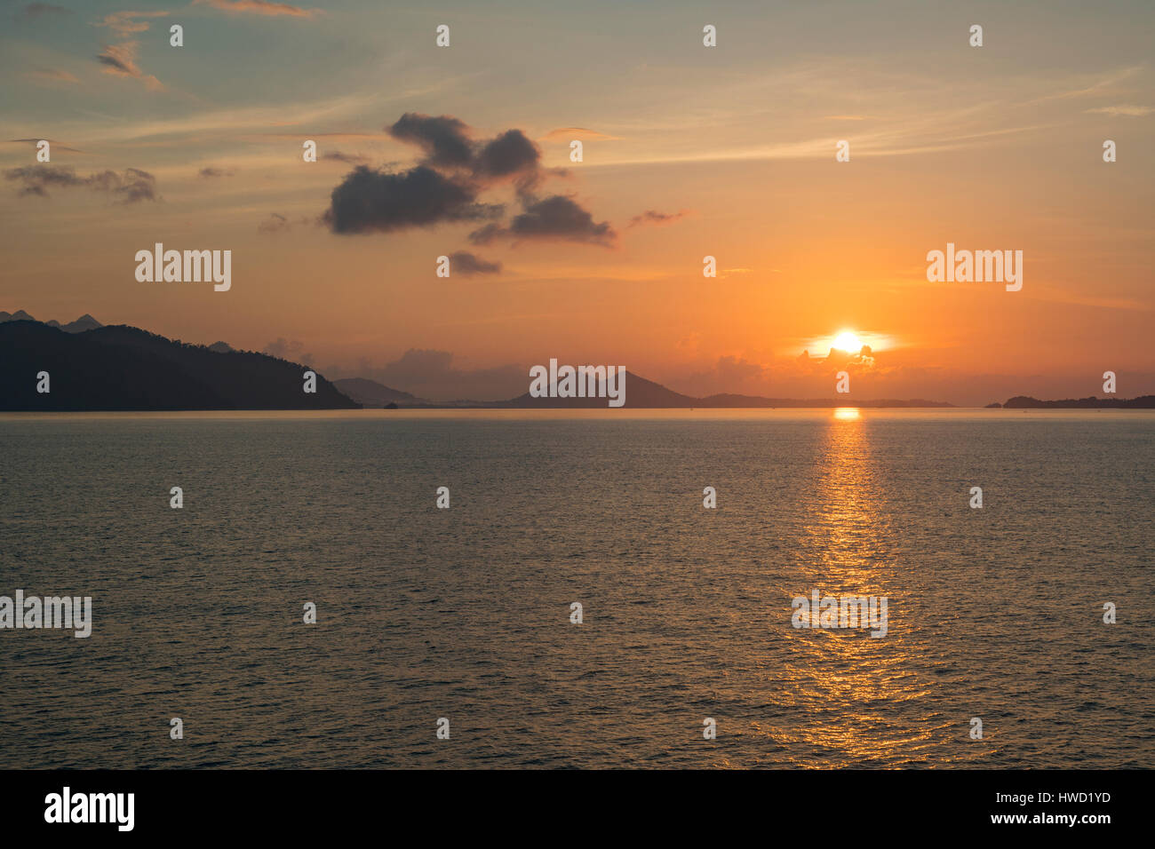 Sonnenaufgang über Pulau Penuba, Indonesien Stockfoto