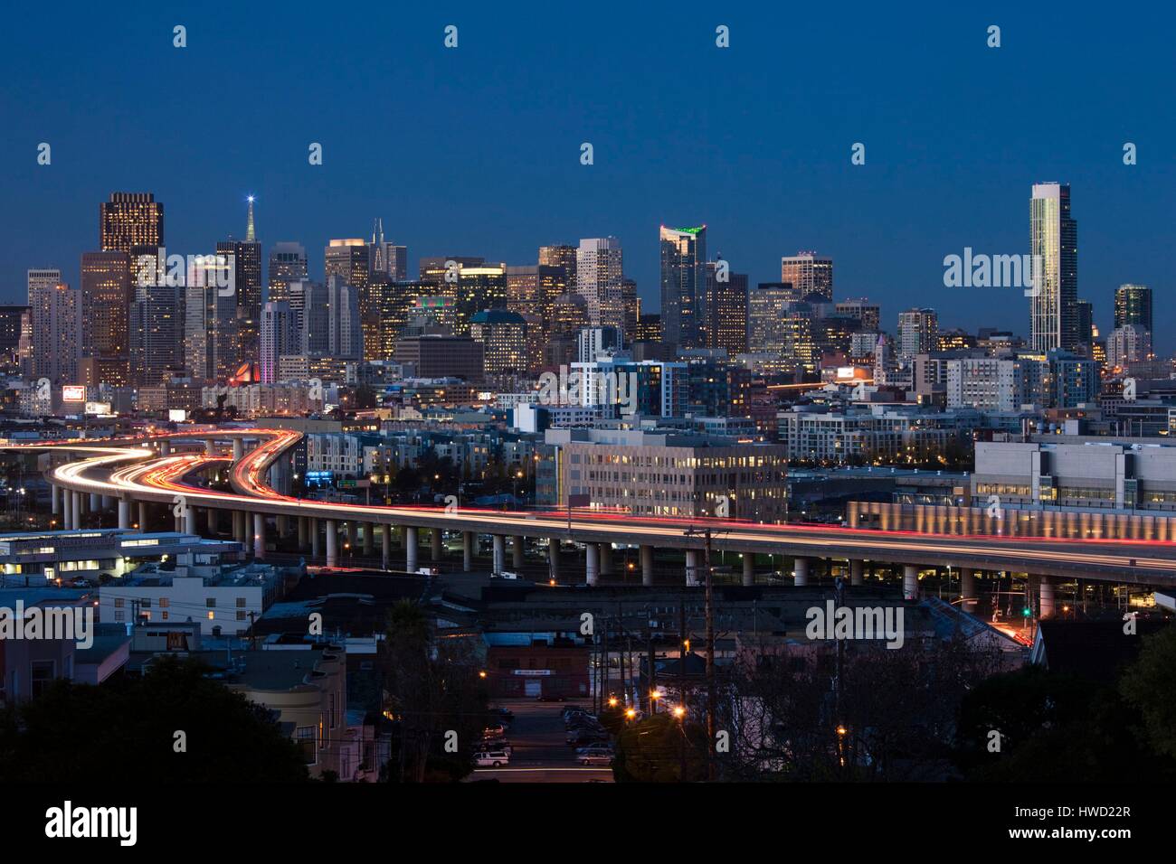 USA, California, San Francisco, Potrero Hill, Blick auf Innenstadt und I-280 Autobahn, Abend Stockfoto