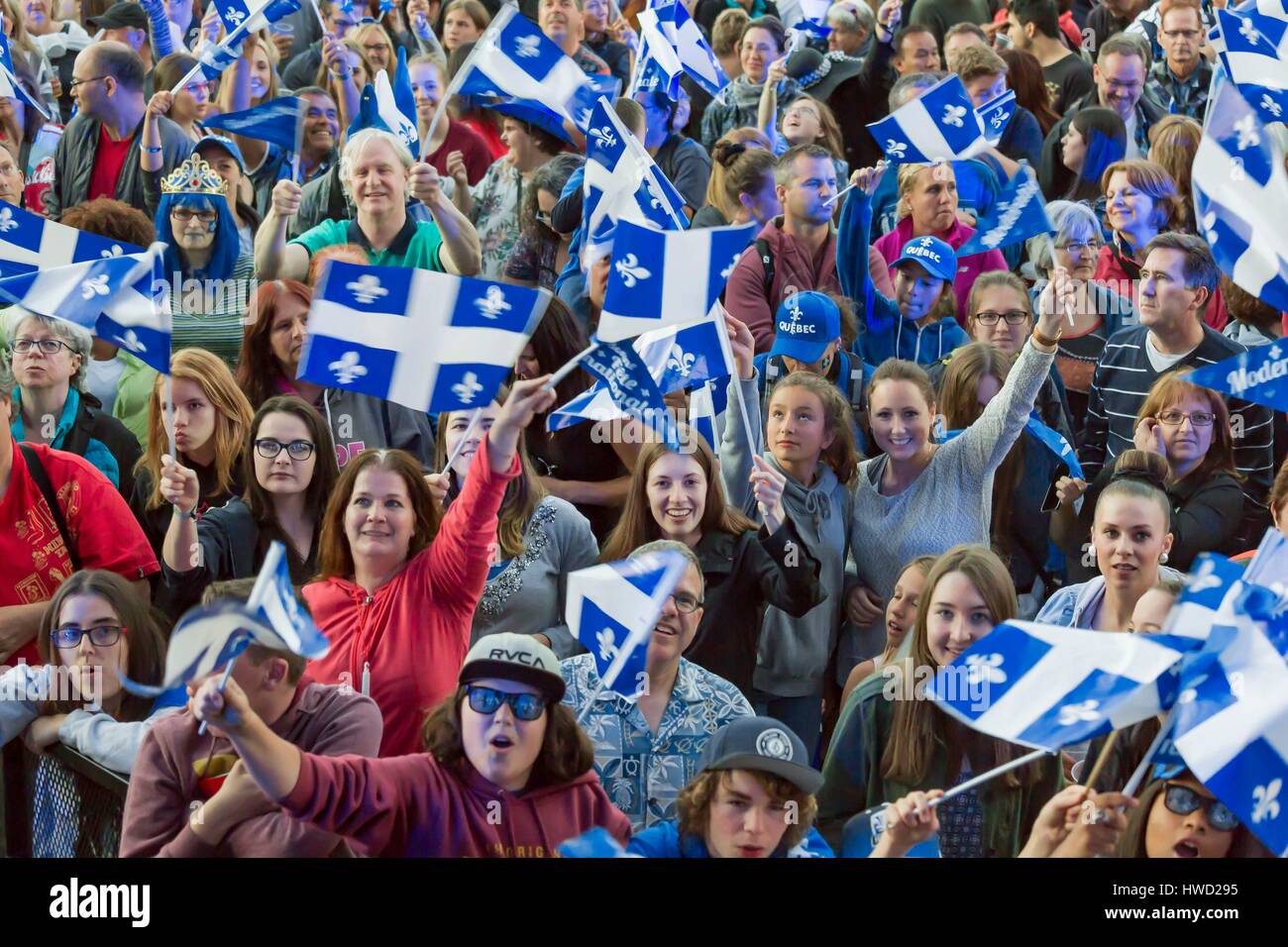 Kanada, in der Provinz Quebec, Quebec City, Quebec Nationalfeiertag, die Show auf den Ebenen von Abraham am Abend des 23. Juni Open-Air-Konzert mit vielen Stars, die Zuschauer singen Quebec Quebec schwenkten Fahnen Stockfoto