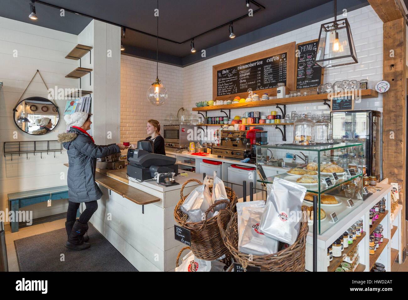 Kanada, Provinz Quebec, der Laurentians, Val David, Gemischtwarenladen, Kaffee-Ecke-Model-Release "OK" Stockfoto