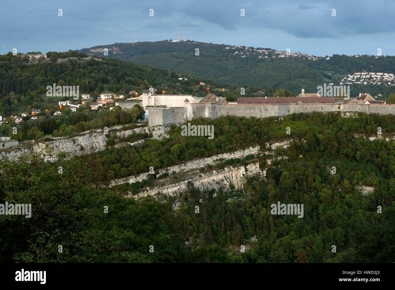 Frankreich, Doubs, Besançon, die Zitadelle, die zum Weltkulturerbe der UNESCO, die Hügel und die Festung von Brégille, von Fort de Chaudanne Stockfoto