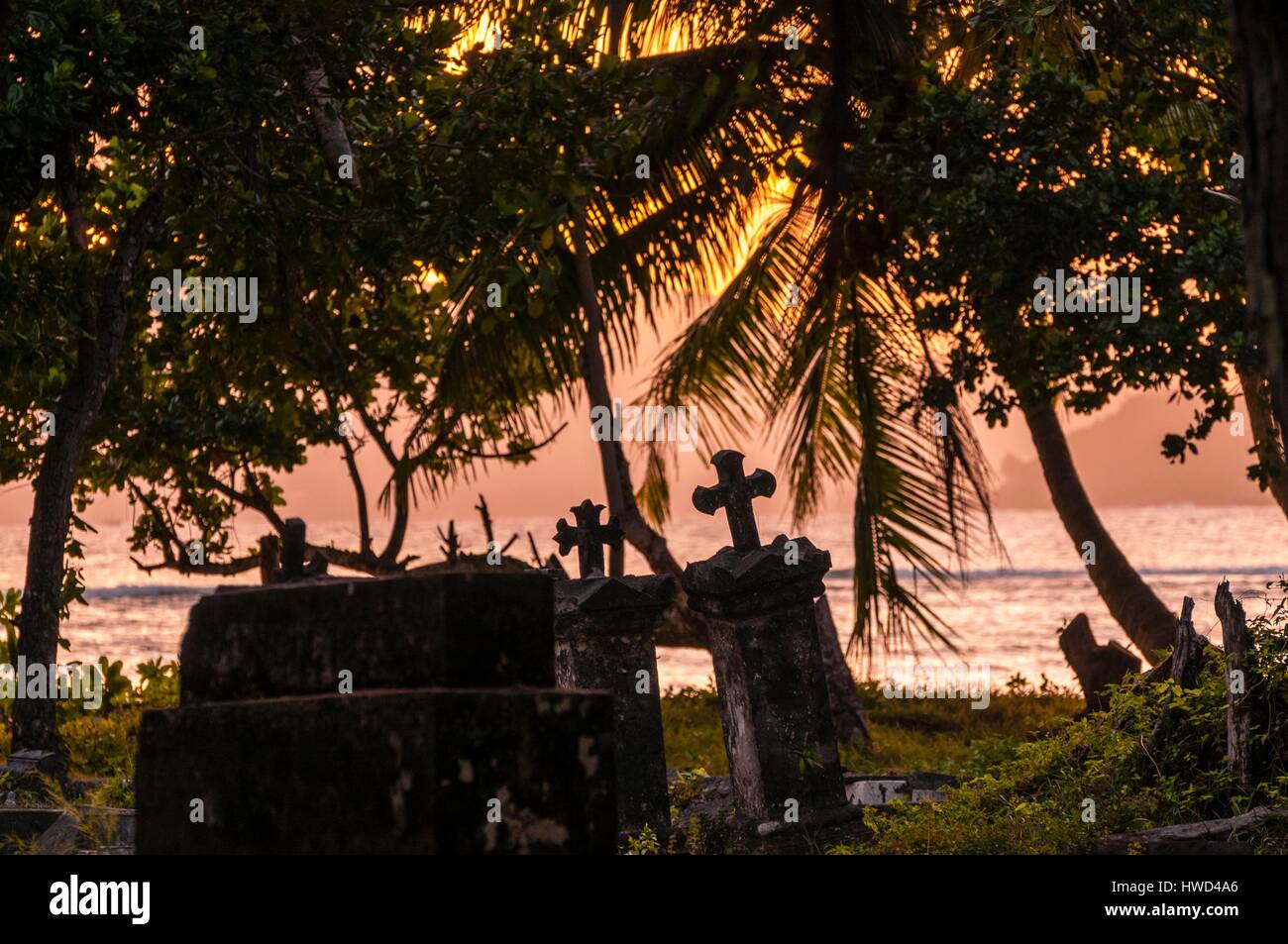 Seychellen, La Digue Island, Friedhöfe und Gräber von Piraten bei Sonnenuntergang, Schatten Chinesisch Stockfoto