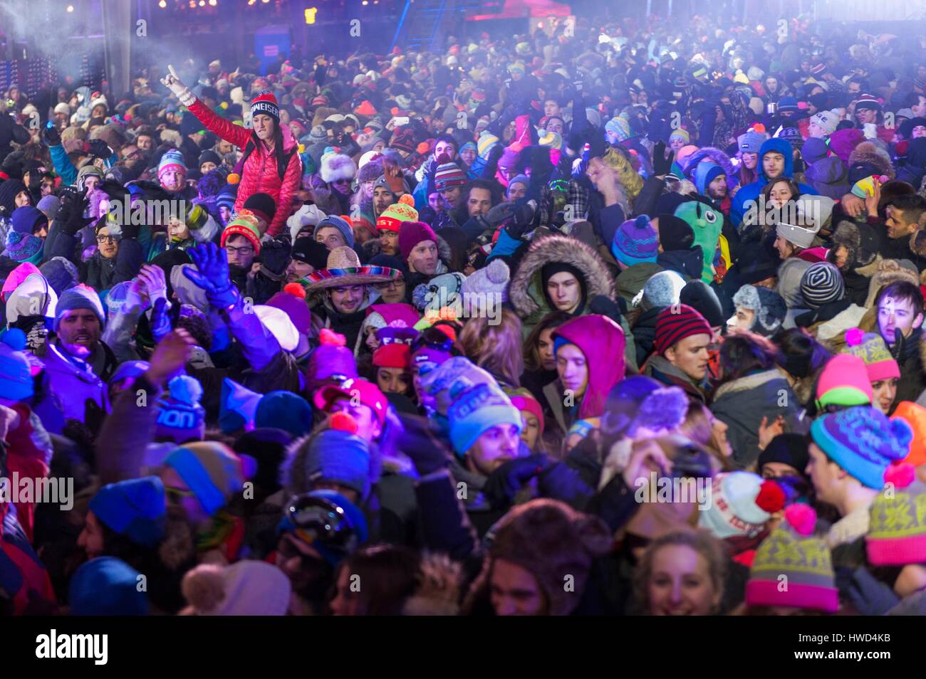 Kanada, Provinz Quebec, Montreal, der alte Hafen im Winter, Igloofest Outdoor-Musik-Festival, tanzende Menge Stockfoto