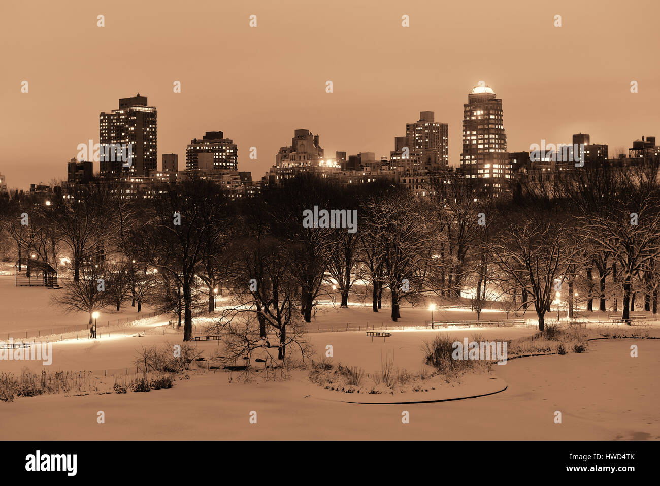 Central Park Winter nachts mit Wolkenkratzern in Midtown Manhattan New York City Stockfoto