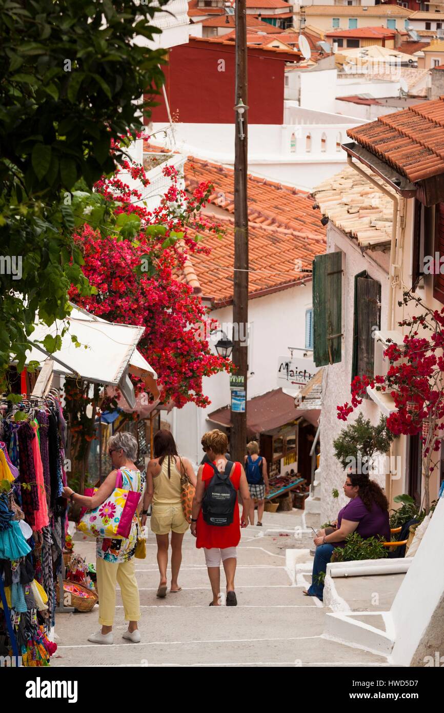 Griechenland, Region Epirus, Parga, Touristen auf der Hauptstraße Stockfoto