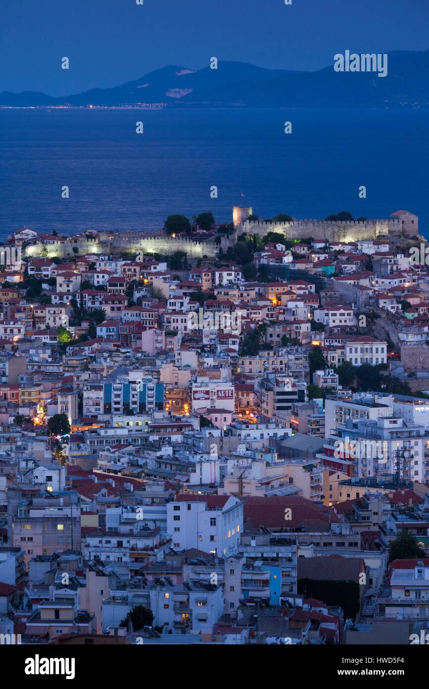 Griechenland, OstMazedonien und Thrace Region, Kavala, erhöhte Stadtansicht mit Festung Kastro, Abend Stockfoto