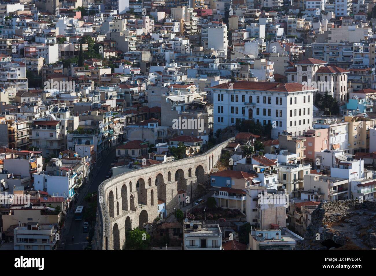 Griechenland, OstMazedonien und Thrace Region, Kavala, erhöhte Stadtansicht mit Kamares-Aquädukt in 1530 von Suleiman dem prächtigen Morgen Stockfoto