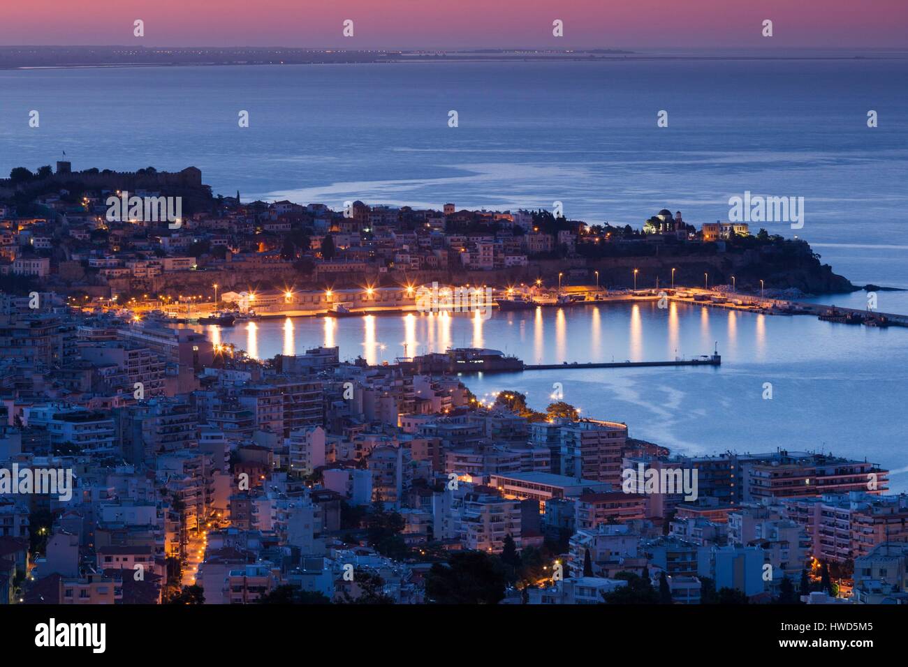 Griechenland, OstMazedonien und Thrace Region, Kavala, erhöhte Stadtansicht mit Festung Kastro, dawn Stockfoto