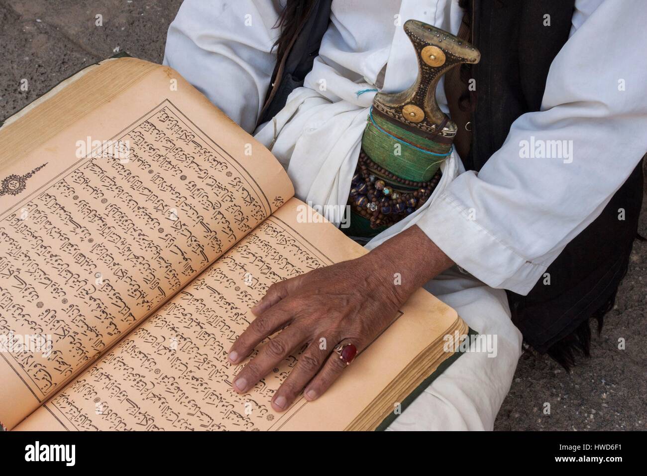 Jemen, Highlands, Hababa, Imam Koran lesen Stockfoto