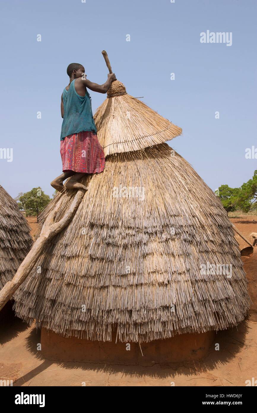 Togo, Nordregion, Mädchen scheuen öffnen einem Dachboden, Lehmhäuser, Tatas als ein Weltkulturerbe aufgeführt sind Stockfoto