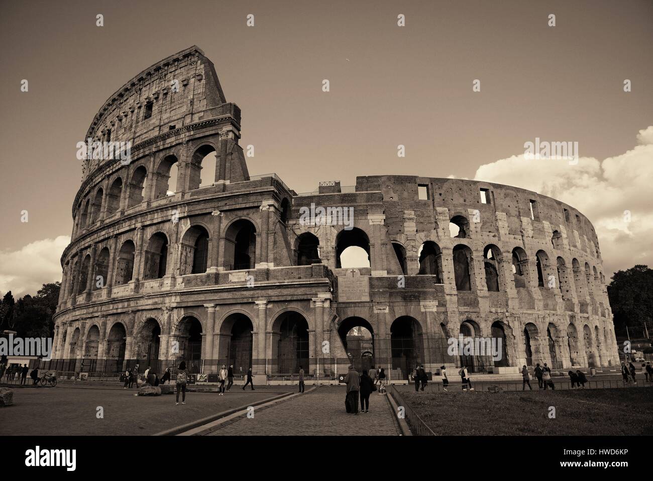 Rom - Mai 12: Kolosseum mit Touristen im 12. Mai 2016 in Rom, Italien. Rom auf Platz 14. in der Welt, 3. Platz in der Europäischen Union und 1. die beliebtesten Stockfoto