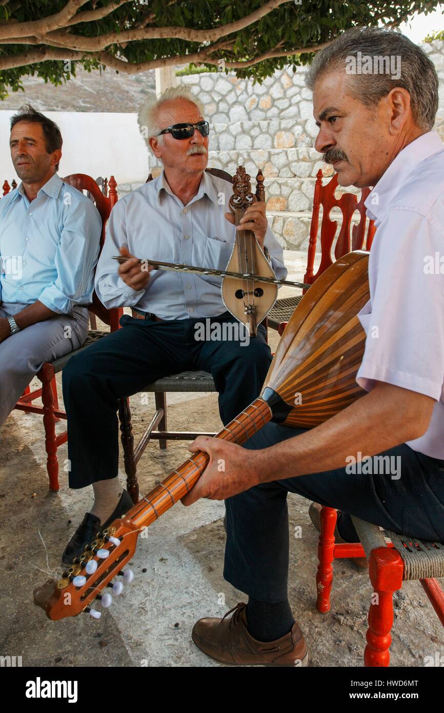 Griechenland, Dodekanes, Karpathos, Musiker in Coffee-shop Stockfoto