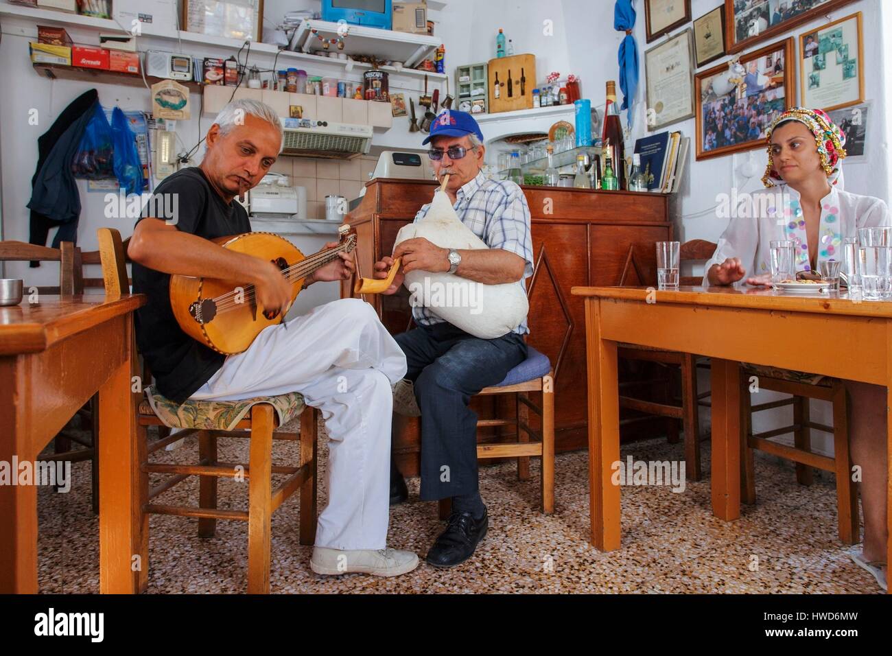 Griechenland, Dodekanes, Karpathos, Musiker in Coffee-shop Stockfoto