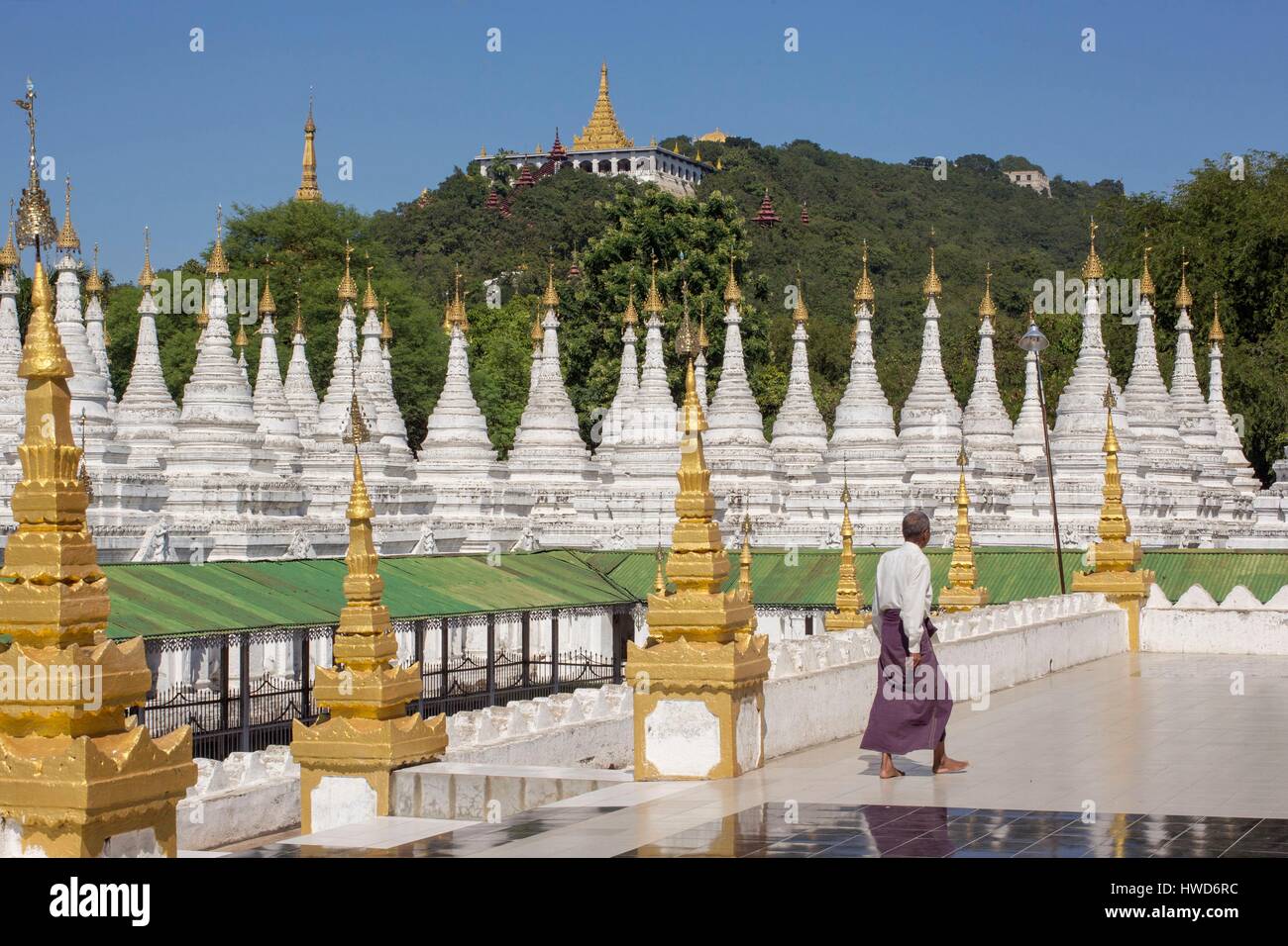 Myanmar (Burma), Mandalay Bezirk, Mandalay, Sandamuni Pagode, Mandalay Hill im Hintergrund Stockfoto