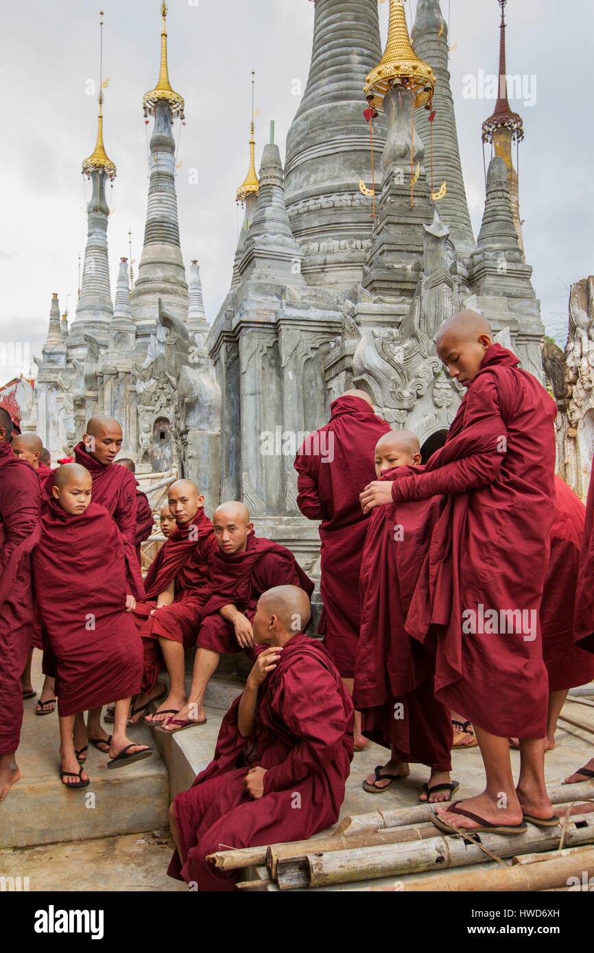 Myanmar (Burma), Shan District, Inle See, Mönche und Novizen auf Inthein Stockfoto