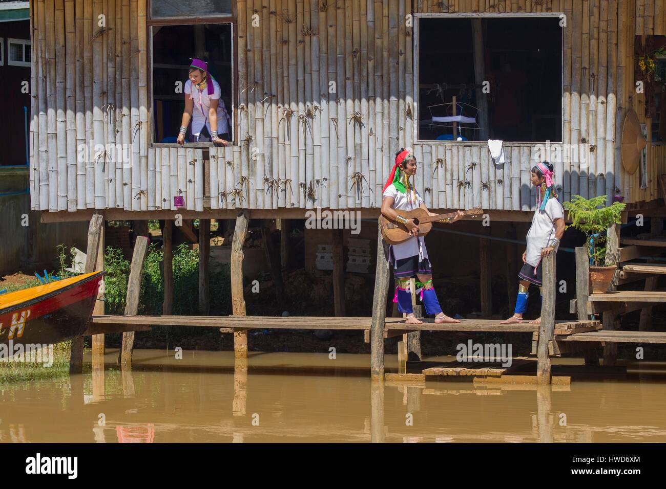 Myanmar (Burma), Shan District, Inle-See, Karen Damen mit einer Gitarre Stockfoto