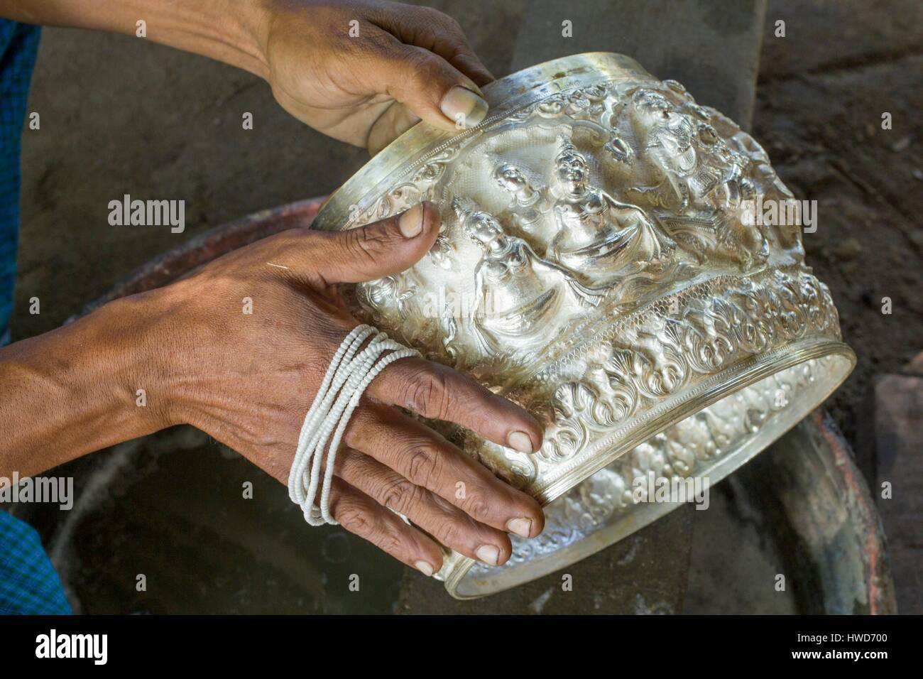 Myanmar (Burma), Mandalay Bezirk, Mandalay, Polieren von Silber ziseliert Vase mit einer Perlenkette Stockfoto