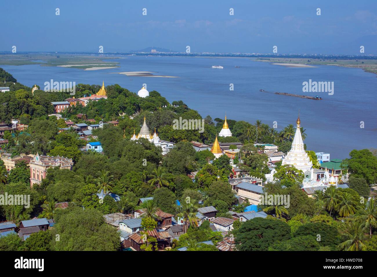 Myanmar (Burma), Bezirk Mandalay, Mandalay, Sagaing, Pagoden und Monateries von Sagaing Hügel mit Irrawaddy-Fluss im Hintergrund Stockfoto