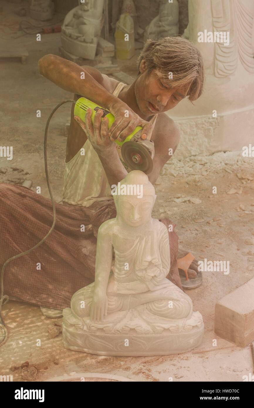 Myanmar (Burma), Mandalay Bezirk, Mandalay, Marmor Bildhauer Stockfoto