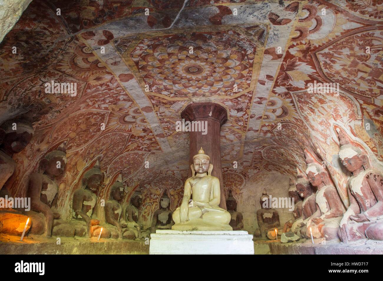 Myanmar (Burma), Sagaing Region, Monywa, Hpo Win Daung, Höhle Nummer 307, weißem Marmor Buddha und sechzehn Buddha-Statuen in den Fels gehauen Stockfoto