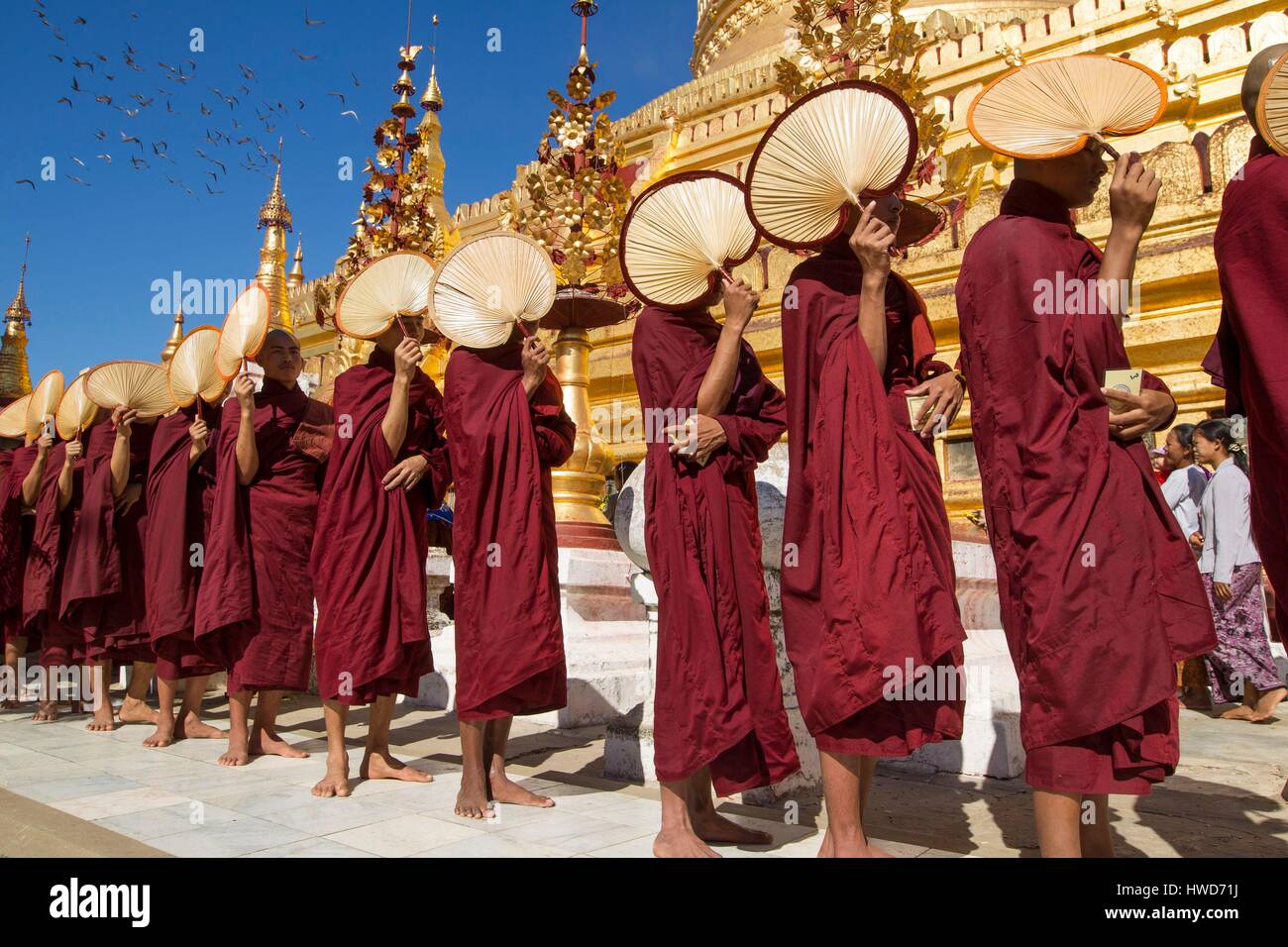 Myanmar (Burma), Mandalay Bezirk, heidnische, Mönche warten auf Spenden an Shwezigon-Tempel Stockfoto