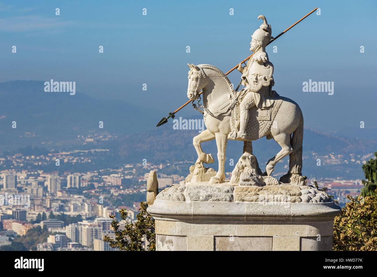 Portugal, Region Minho, Braga, Europäische Hauptstadt der Jugend 2012, der Wallfahrtskirche Bom Jesus do Monte, die durch eine monumentale Treppe mit 600 Schritten erreicht werden kann, die Statue des Heiligen Longinus Bom Jesus do Monte mit Blick auf Braga Stockfoto