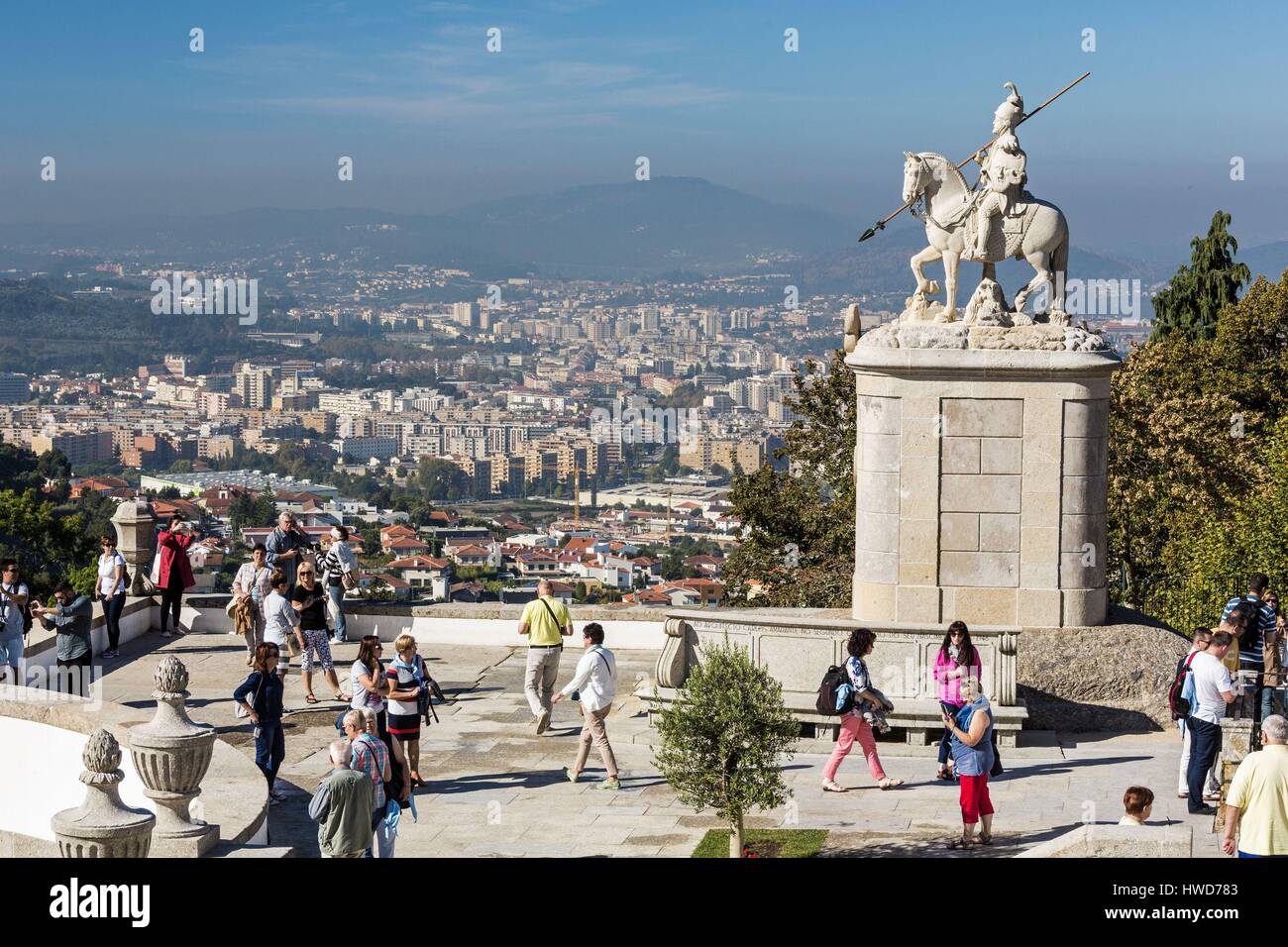 Portugal, Region Minho, Braga, Europäische Hauptstadt der Jugend 2012, der Wallfahrtskirche Bom Jesus do Monte, die durch eine monumentale Treppe mit 600 Schritten erreicht werden kann, Terrasse mit der Statue des Heiligen Longinus Bom Jesus do Monte, Ansicht von Braga Stockfoto
