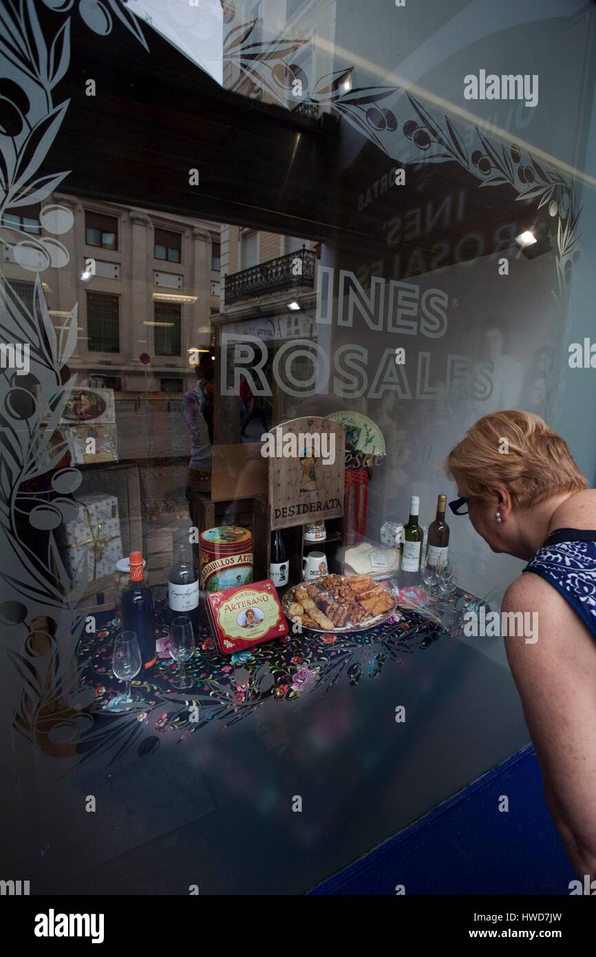 Spanien, Andalusien, Sevilla, Tortas de Aceite Inés Rosales typische Sevilian Gebäck Feinkost in ihrem Laden in Plaza de San Francisco Stockfoto