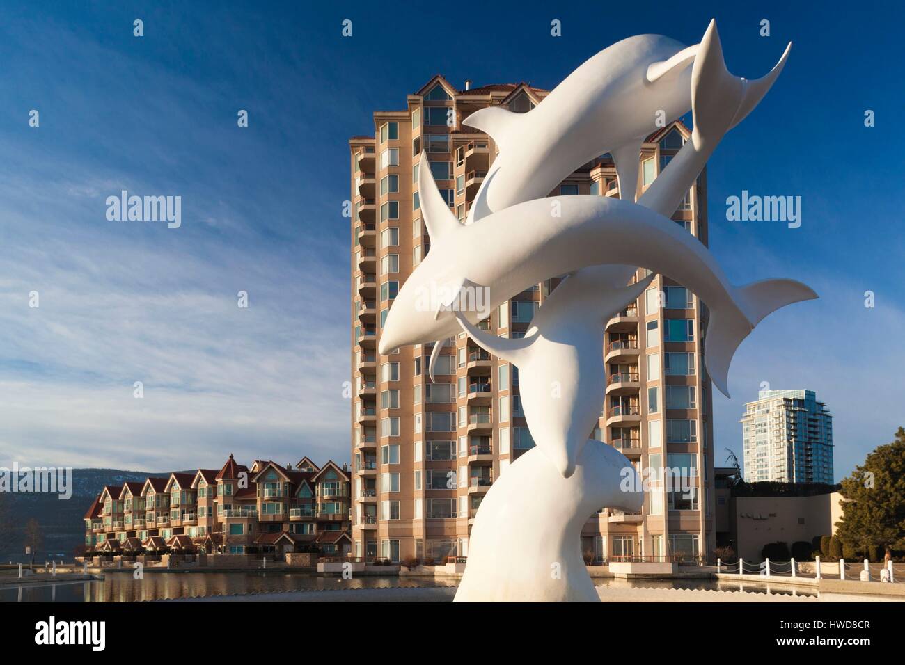 Kanada, British Columbia, Kelowna, Okanagan Valley Eigentumswohnung Gebäude von Lake Okanagan und Dolphin Statue Stockfoto