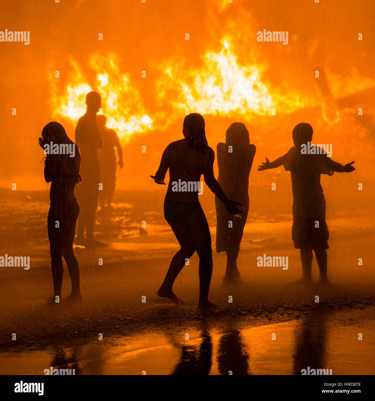 USA, Massachusetts, Cape Ann, Rockport, Fourth Of July, Independence Day Bonfire, Silhouetten Stockfoto