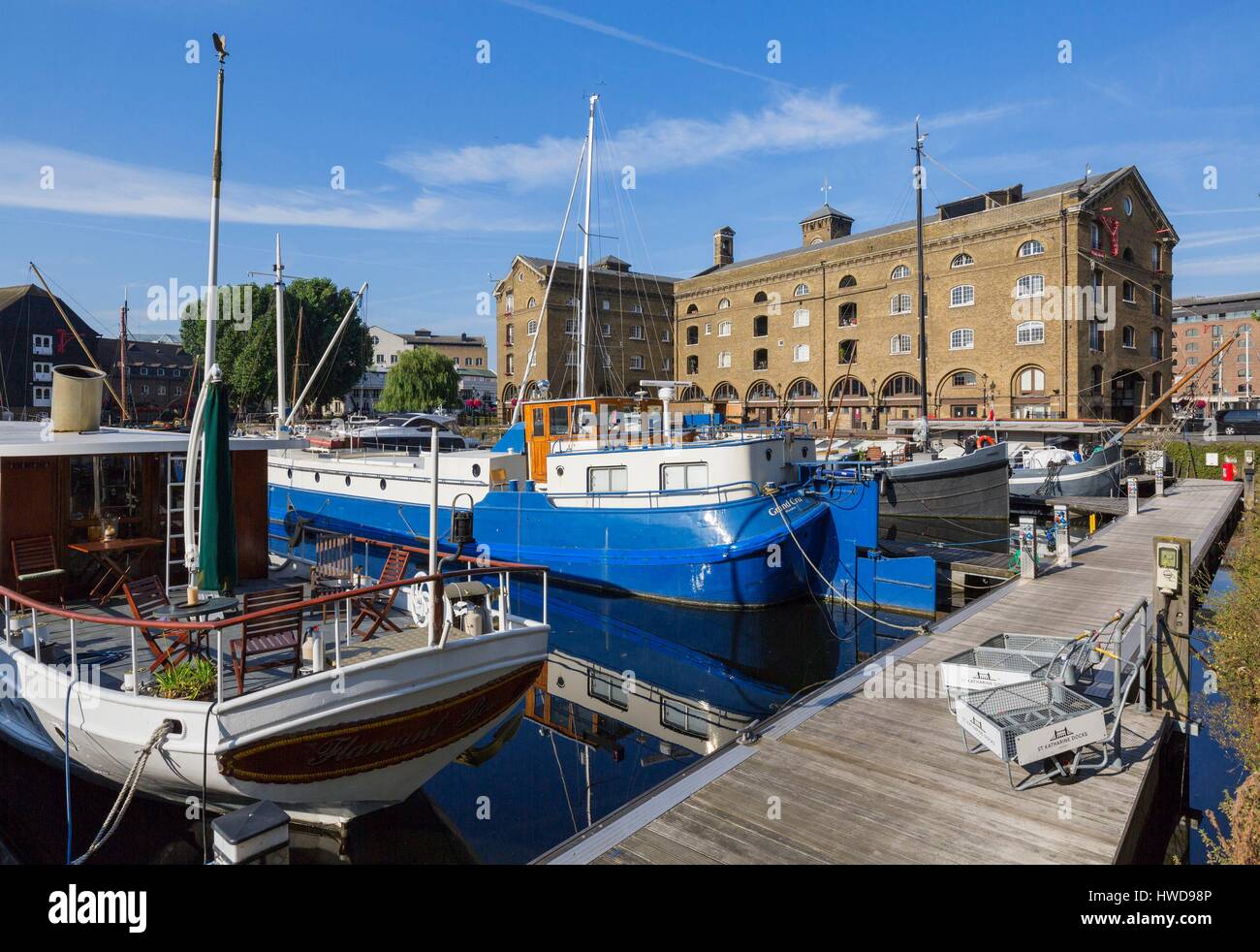 Vereinigtes Königreich, London, Tower Hamlets Stadtteil nördlich der Themse in der Nähe der Tower Bridge und dem Tower von London, den St. Katharine Docks, Lastkähne, die alten Gebäude elfenbeinerne Haus, erkennbar an der Clock Tower Stockfoto