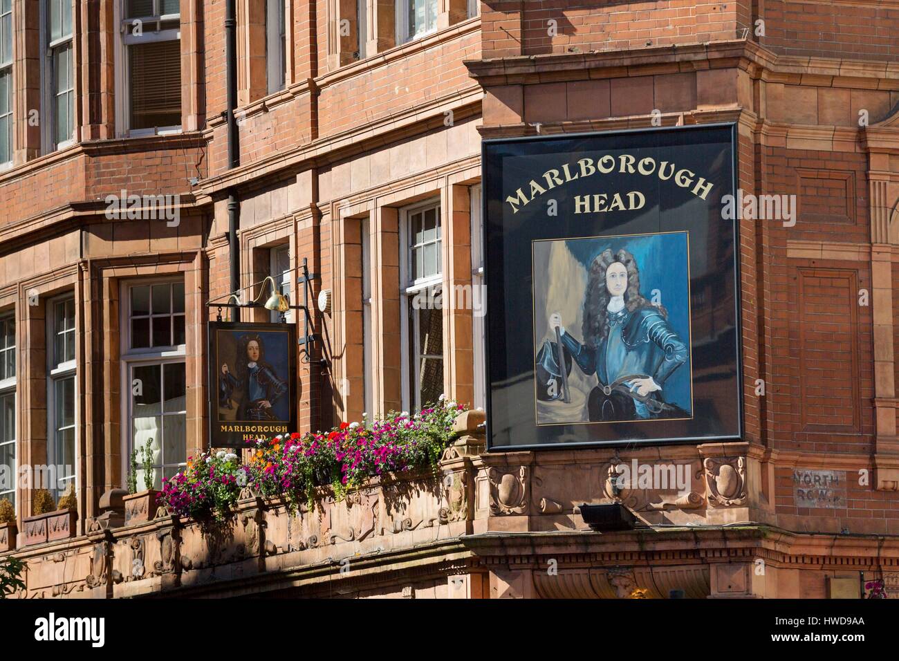 Vereinigtes Königreich, London, Mayfair, North Audley Street in der Nähe von Oxford Street, Marlborough Head Pub, orange Backsteinfassade, portrait Stockfoto