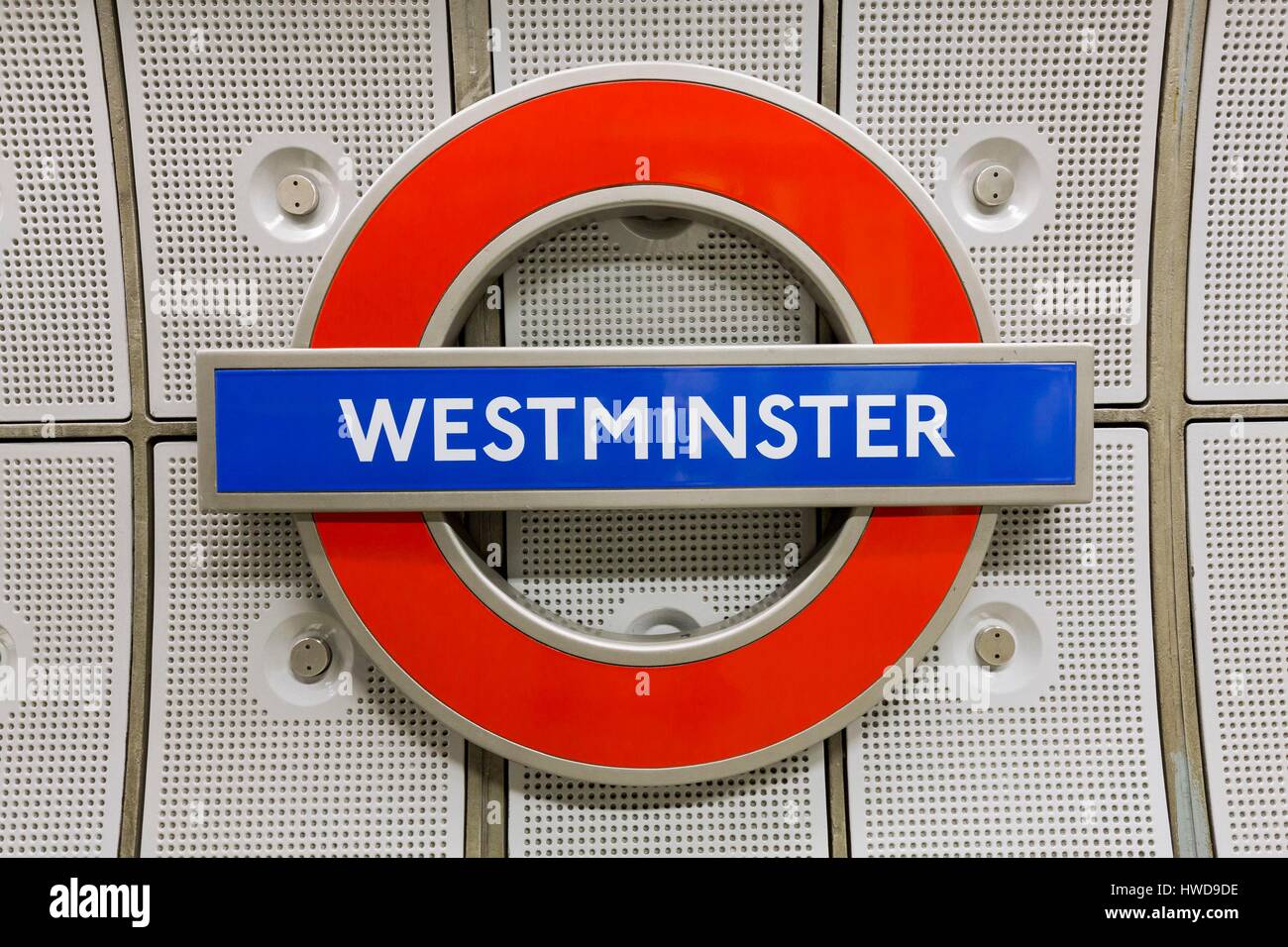 Vereinigtes Königreich, London, das Logo der Metro (U-Bahn), die Westminster Station (das Logo "U-Bahn" ist eine Bezeichnung, eine spezielle Genehmigung ist vor der Veröffentlichung erforderlich) Stockfoto