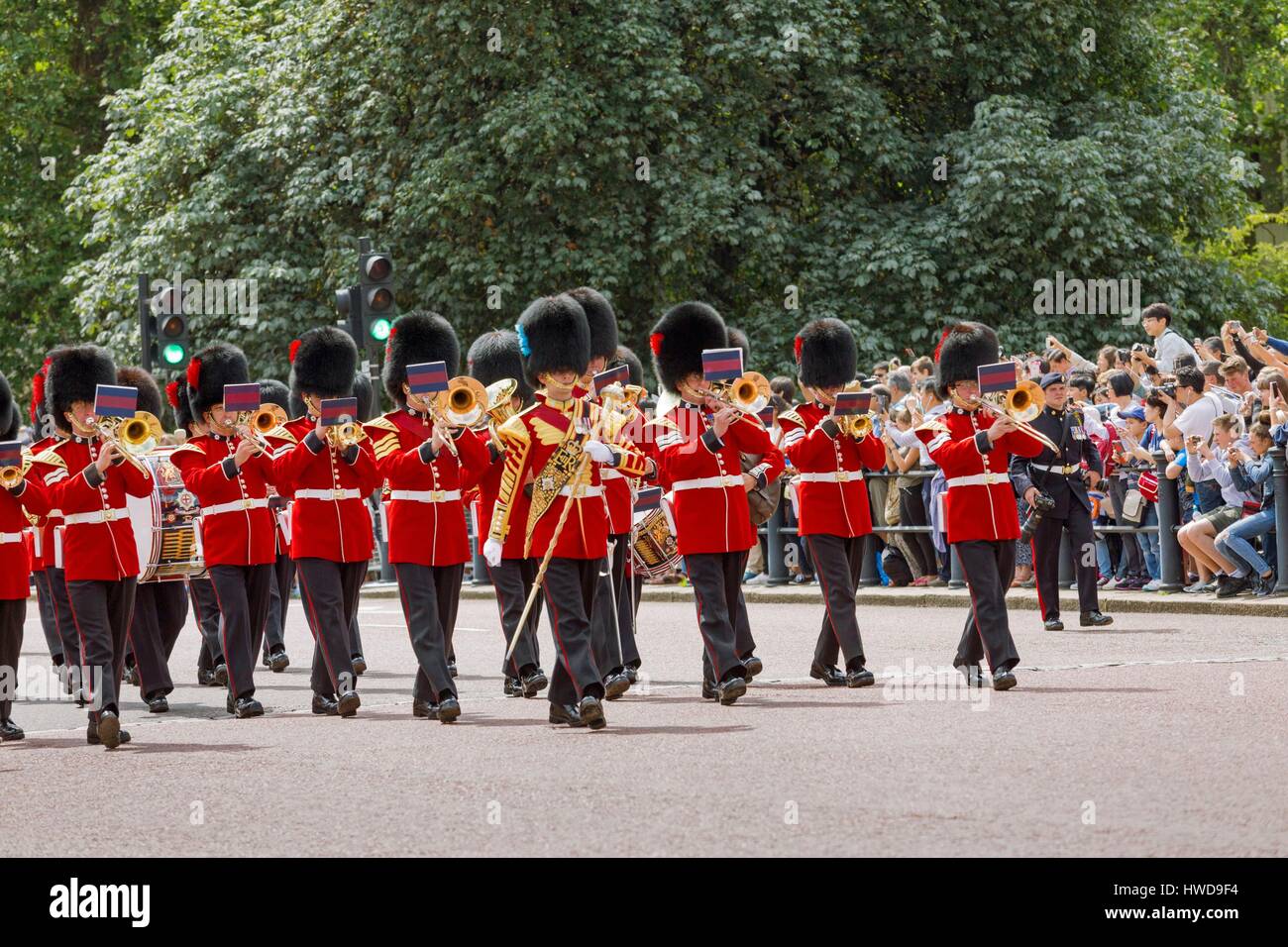 Vereinigtes Königreich, London, Stadtteil Westminster, Buckingham Palace, die Wachablösung, bedeckte Soldaten band mit ihren berühmten bärenfellmütze hat, die Masse der Besucher Stockfoto