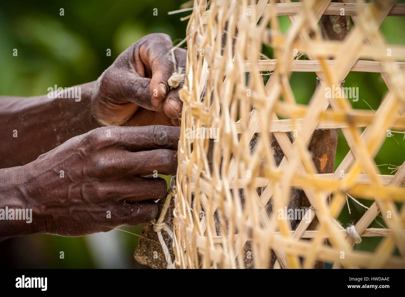 Seychellen, Cerf Island, Fischer Flechten eine Bambus-Angeln-Falle  Stockfotografie - Alamy