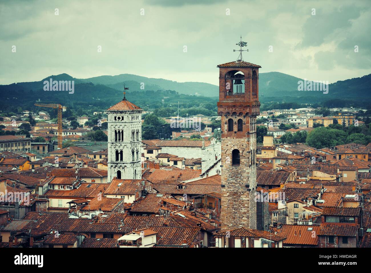 Skyline von Lucca mit Turm und Dom in Italien Stockfoto